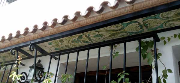 Patios y terrazas, espacios integrados en nuestra vida diaria. Los platos y bandejas artesanales como motivos decorativos