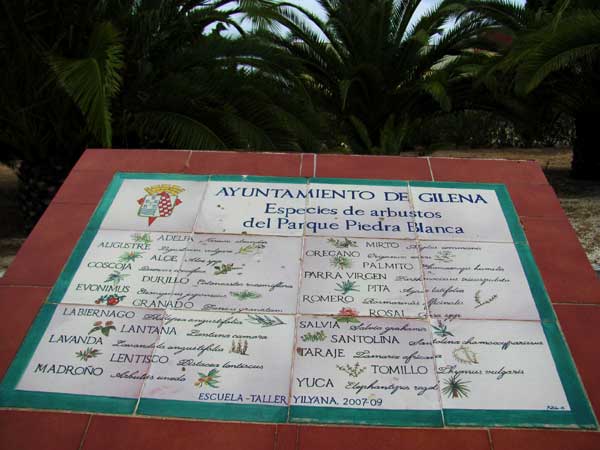 Rótulos descriptivos de la flora local. Mural de cerámica para parque de polígono industrial