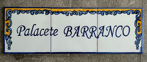 Rótulo con tres azulejos