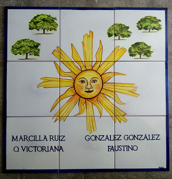 Mural con nombres de familia