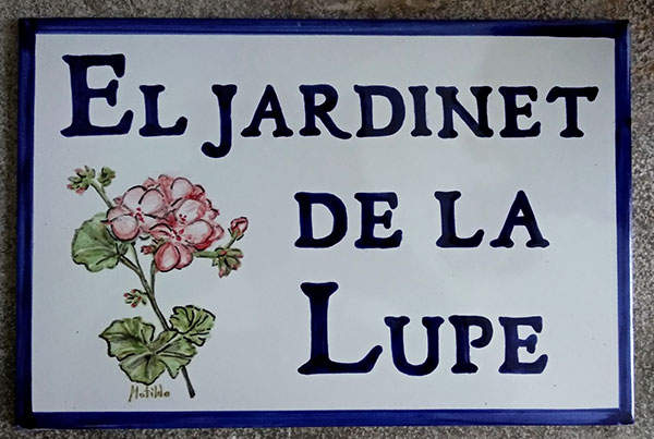 Placa para fachada con geranios